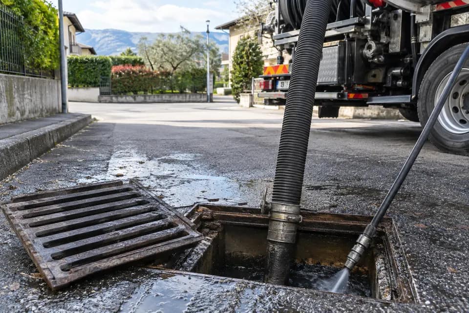 Pulizia di un pozzetto con attrezzatura da autospurgo